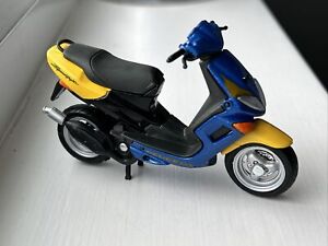 Peugeot Speedflight 1:18 Scale Motorcycle Motorbike Model by Maisto with plinth