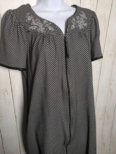 Vintage schwarz weiß gepunktet Reißverschluss vorne Hauskleid Blumen bestickt Lounge bequem - Bild 1 von 8