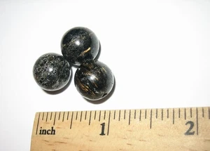 3 PERLINE FORATE MINERALI PIETRA NUUMMITE AUTENTICA LUCIDATE 12mm Groenlandia 8,8 grammi - Foto 1 di 15