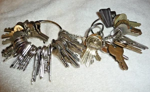 Vorhängeschloss und andere Schlüssel Konvolut 73 Stück kleinere Schlüssel ideal zum Basteln - Bild 1 von 5