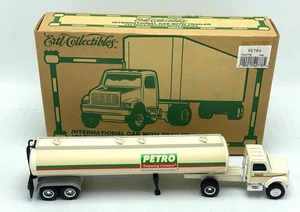 Remolque cisterna Ertl 1:64 International semi camión parada Petro centro gasolina - Imagen 1 de 5