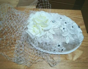 Small Elegant elastic cream Fascinator Hat brand new - Picture 1 of 3