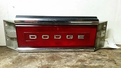 88 89 90 91 92 Dodge Dynasty panel de acabado de luz trasera central OEM Foto 1 de 2