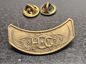 Harley-Davidson H.O.G. Distintivo spilla ottone 2009 con chiusure - Foto 1 di 4
