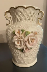 Vintage 7,5 Zoll Capodimonte Stil Vase Gitter Korb gewebt mit 3D Rosenblumen - Bild 1 von 7