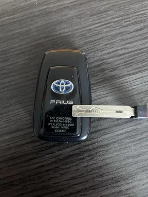 Б/У БРЕЛОК ДИСТАНЦИОННЫЙ БЕЗ КЛЮЧА .OEM 2016-2020 TOYOTA PRIUS SMART KEY HYQ14FBC - Изображение 1 из 3