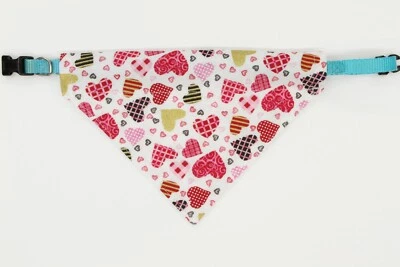 Valentines Day Dog Bandana Over the Collar Valentine Bandanna Slide Patch Hearts Foto 1 de 4