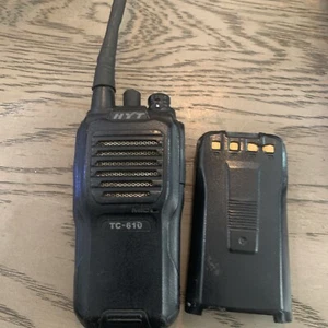 HYT TC-610U UHF Two Way Radio W/Batt No Charger/clip Talk Button Read - Picture 1 of 8