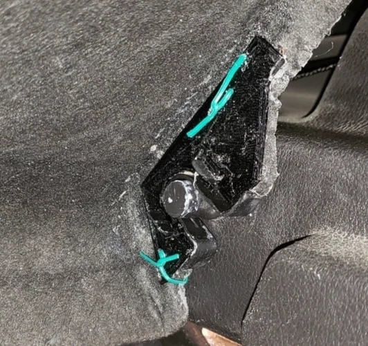 Ford Focus 2012 (3.ª generación) pestillo de estante de paquete Foto 1 de 1