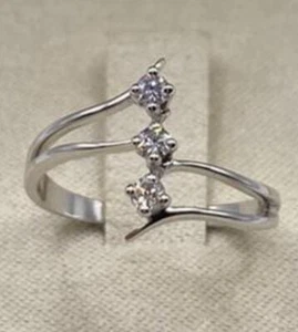 ANELLO TRILOGY FANTASIA IN ORO BIANCO 18kt. CON DIAMANTI NATURALI ct. 0,16 G VS - Foto 1 di 6