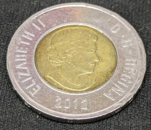 2012 Canada 2 Dollar Coin Polar Bear Design Queen Elizabeth II Bimetal Rare - Picture 1 of 2