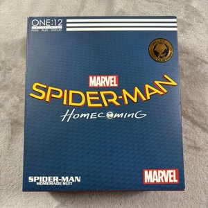 Mezco One:12 Spiderman Homecoming Homemade Suit Mezco Exclusive Home Made Suit - Bild 1 von 3