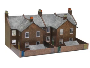 C5 Superquick OO/HO Four Red Brick Terraced Backs - Card Kit - Picture 1 of 1