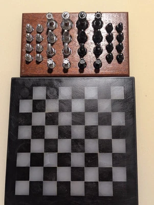 Juego de ajedrez en miniatura hecho en Italia con tablero de mármol y soporte de exhibición de madera  Foto 1 de 4