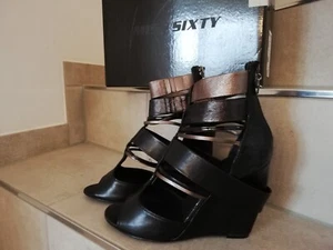 Extravagante Keilabsatz Sandalen Gr 38 Schwarz, Metallic " Miss Sixty" Neu - Bild 1 von 9