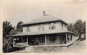 Zweistöckiges Haus mit großer Veranda Foto - Postkarte - Bild 1 von 2