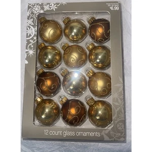 Caja Target 2006 de 12 adornos de bolas de vidrio dorado con brillo - Imagen 1 de 1