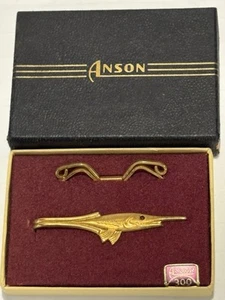 Vintage Anson Goldtone pesce spada strass rosso clip barra cravatta ~ nuovo vecchio magazzino ~ scatola - Foto 1 di 1