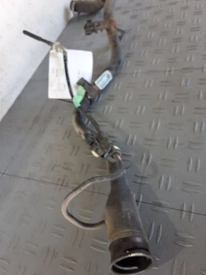 Jeep Cherokee 2014-2018 cuello de llenado de combustible tubo de llenado de gas OEM 68154480AE Foto 1 de 4