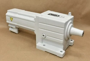 LENZE MCS09H41LRS0B0, Servo Gear Motor, GST05-2S VBR 09HC41 3PH,4050RPM, 1:6.4 - Picture 1 of 11