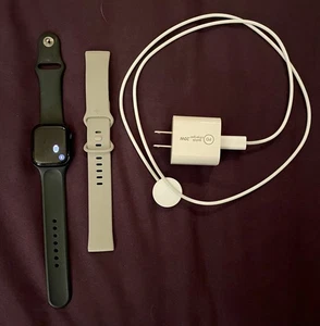 Apple Watch Series 8 41mm GPS With 2 Gray Sports Bands - Photo 1 sur 6