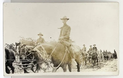De colección 1910 RPPC Primera Guerra Mundial Ejército de Estados Unidos Caballería Vagón Tren Soldados a Caballo Foto Postal Foto 1 de 4