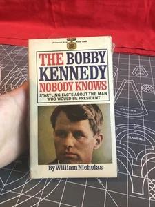 De colección 1967 The Bobby Kennedy Nobody Knows Fawcett Sellado NUEVO Raro Estado!!! - Imagen 1 de 6
