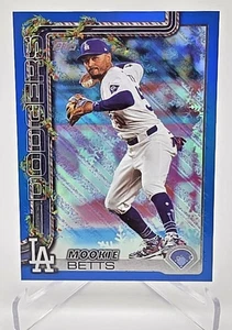2025 Topps Holiday Mookie Betts Blue Metallic Glitter Holiday Dodgers #H52 - Bild 1 von 2