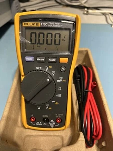 Multimetro Fluke 115C con calibrazione tracciabile UK  - Foto 1 di 6