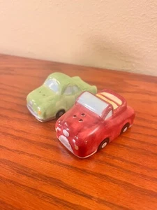 Scuoti sale e pepe vintage ceramica camion sportivo convertibile rosso e camion verde - Foto 1 di 4