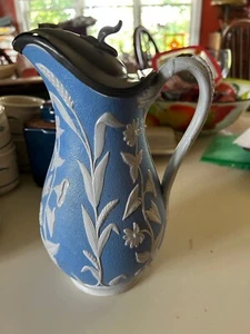 Antique Hancock & Whiteman Blue Pitcher w/Metal Lid Textured Floral Design - Imagen 1 de 6