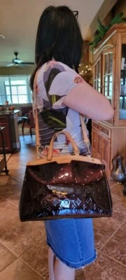 Bolso de mano dúo de hombro Louis Vuitton Amarante Brea monograma charol Foto 1 de 4