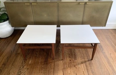 Mesas laterales bajas superiores laminadas con base de nogal vintage de mediados de siglo - un par Foto 1 de 4