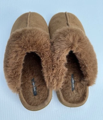 Chinelos Nine West- Camurça Marrom, Pele Sintética Scuff, Tamanho Médio EUA 7/8, Macios e Aconchegantes - Imagem 1 de 3