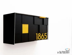 Buzón moderno con cara 3D, cuerpo negro de aluminio y números amarillos - tipo 3 - Imagen 1 de 12