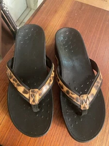 vionic sandals size 10 womens shoes Leopard Thongs - Picture 1 of 5