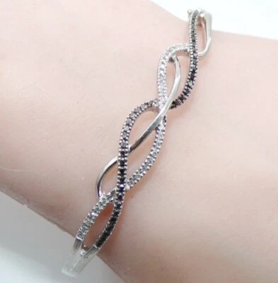 Brazalete con bisagras cruzadas de diamantes blancos y negros de plata de ley FZZ Foto 1 de 4