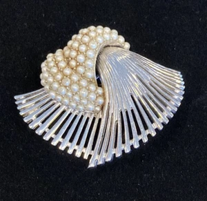 Ventola spray perla semi vintage firmata LEDO spilla tono argento metà secolo EVC - Foto 1 di 7