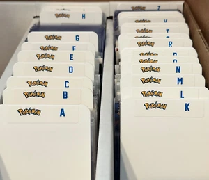 (26) HOHE Kartenteiler mit 26 GRATIS POKEMON A-Z Etiketten Set - Bild 1 von 4