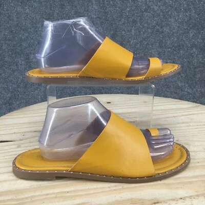 Sandalias BCBGeneration para mujer 10M Zinda sin cordones amarillas imitación cuero informales Foto 1 de 4