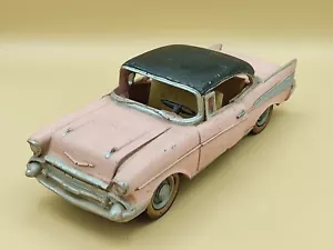 +/- 1/18 Chevrolet Bel Air Pink Antique Metal Decoration - Picture 1 of 2