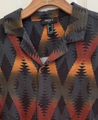 Forever 21 男式阿兹特克几何美洲原住民纽扣短袖衬衫 M 码 — 第 1/4 张图片