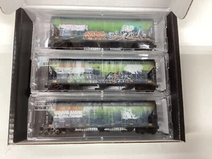 Micro Trains #983 05 077 N scale "MRL" weathered hopper 3pack - Picture 1 of 3