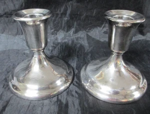 Lote de 2 Candelabros International Silver Co Shorties 4" Decoración del Hogar - Imagen 1 de 7