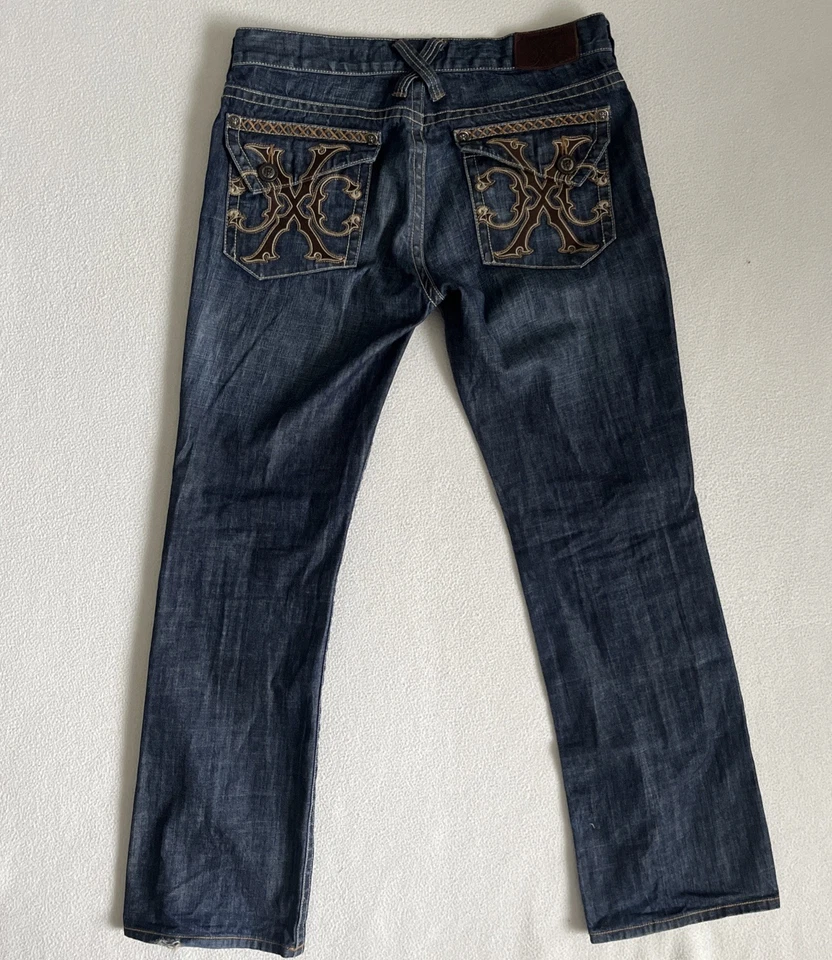 Pantalones de mezclilla para hombre Xtreme Couture by Affliction 36x34 bordados solapa bolsillo holgados Y2K Foto 1 de 4