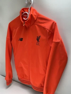 Chaqueta de entrenamiento New Balance Liverpool FC para hombre talla pequeña naranja Foto 1 de 4