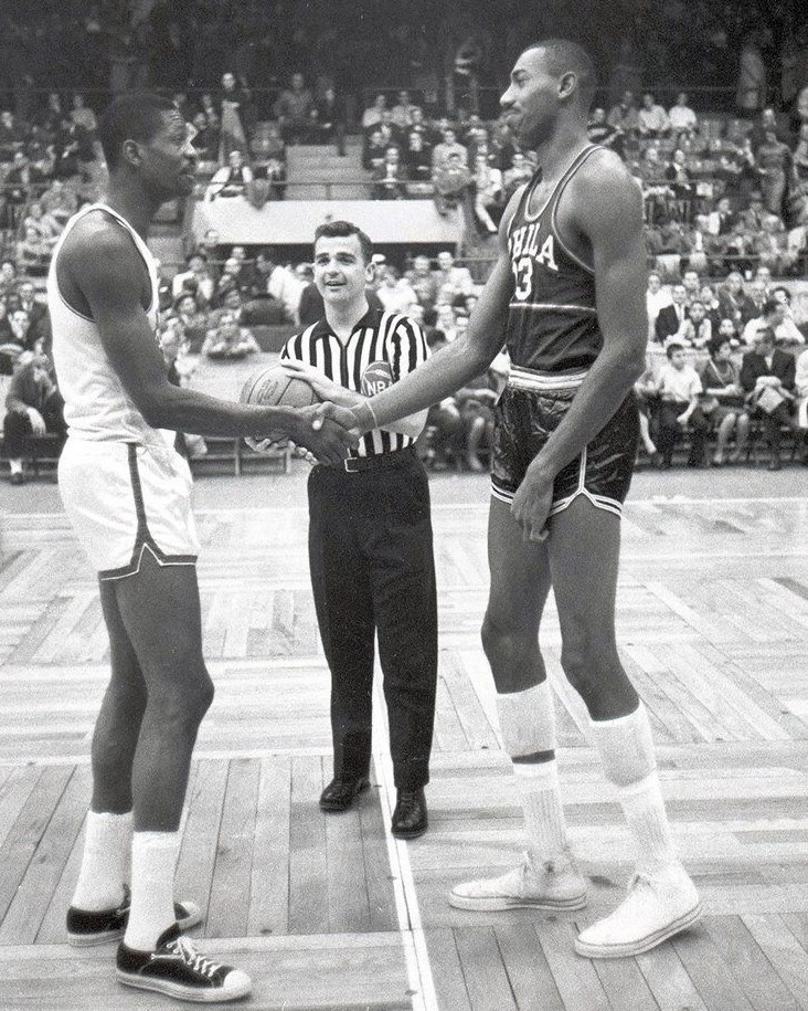 比尔·拉塞尔和威尔特·张伯伦 8 x 10 照片 NBA 篮球印刷版 #2 — 第 1/1 张图片