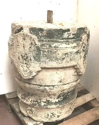 Socle ou haut de colonne en pierre Élément d'architecture colonne en pierre - Photo 1/4