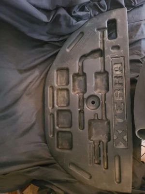 KIT DE HERRAMIENTAS PARA PISO TRASERO NISSAN XTERRA 2000-2004 P/N 84908-7Z00 ORIGINAL OEM ((VACÍO)) Foto 1 de 4