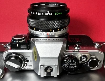 Olympus OM-10 fotocamera cromata 35 mm + obiettivo Olympus 50 mm f/1.8 con adattatore manuale - Immagine 1 di 4